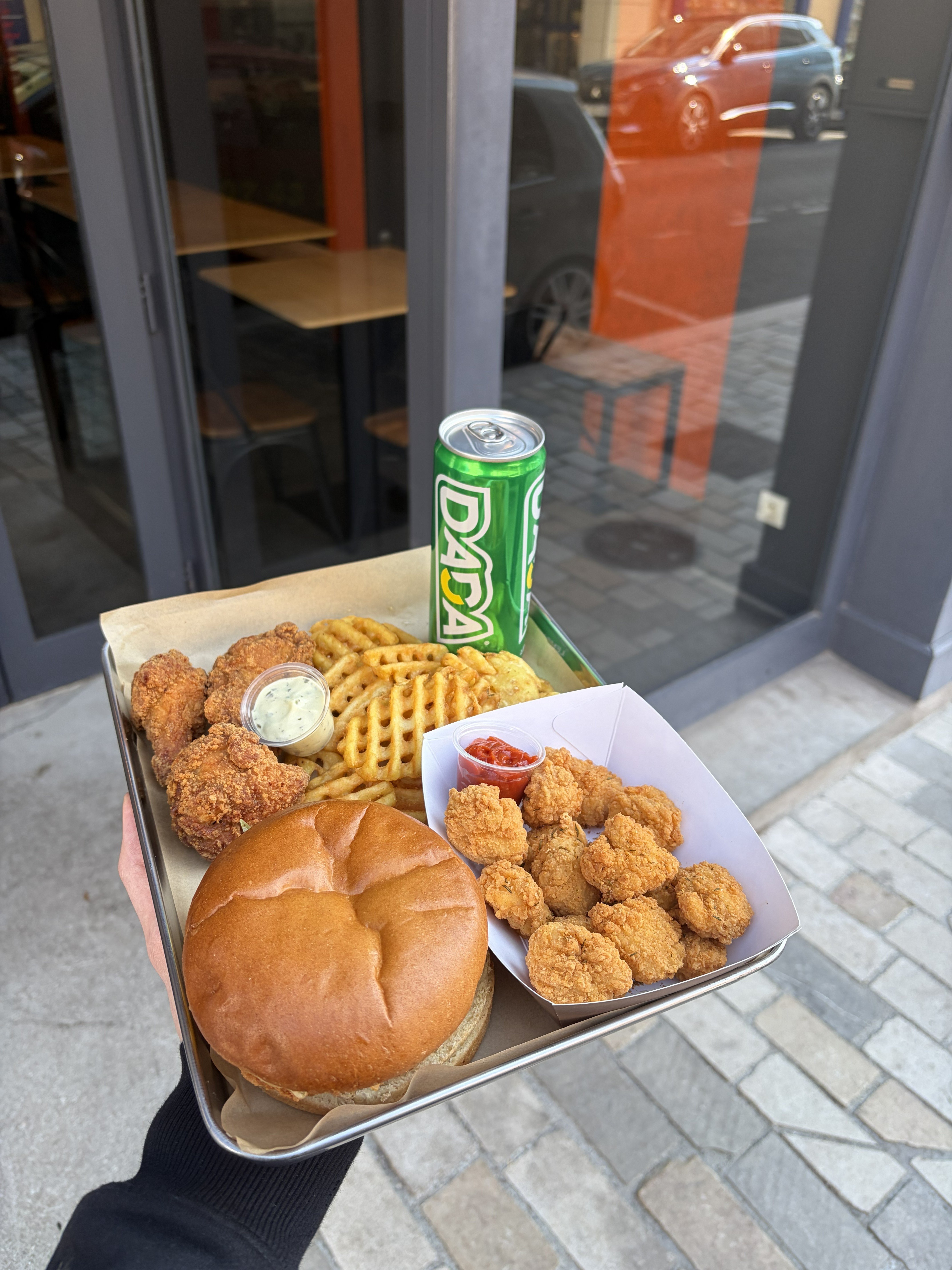 Plateau devant boutique